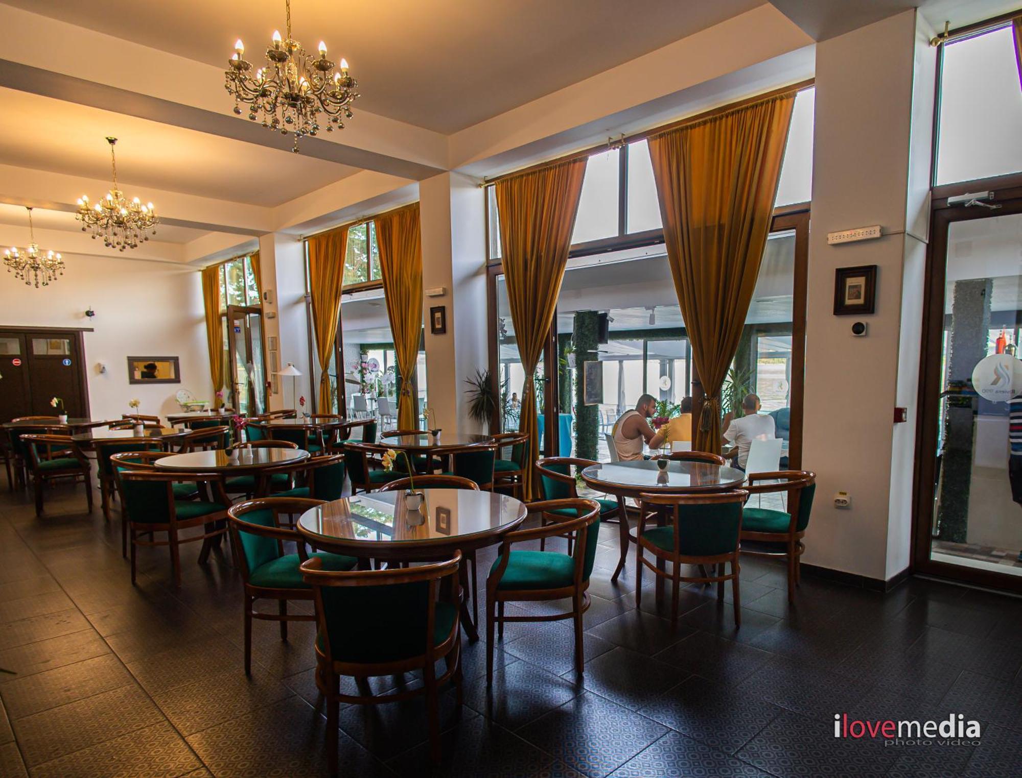 Riviera 990 - Resort&Restaurant Ieşelniţa Exterior foto